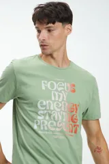 T-shirt de algodón color naranja con arte gráfico en el pecho.