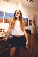 Minifalda blanca con elástico en la cintura, ruedo irregular y picos en el lateral.