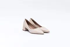 Zapato de cuero color beige, con punta fina y taco cuadrado de 5 cm.