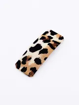 Broche para el pelo con estampado animal print de leopardo en tonos marrones y negros.