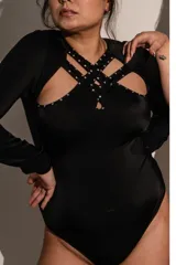 Body negro de lycra de manga larga con escote cruzado con tiras con brillos y broches en la entrepierna con fundillo de algodón.