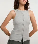 Musculosa gris de rib con cuello redondo y abotonadura delantera.