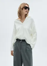 Sweater blanco de punto fino con cuello polo y escote en V.