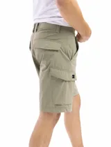 Bermuda negra de estilo cargo, con corte clásico y confeccionada en una mezcla de nylon y spandex. Presenta bolsillos laterales y traseros, incluyendo bolsillos cargo en los muslos, uno con cierre y otro con botón.