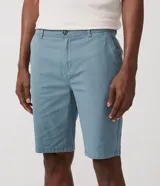 Bermuda masculina de corte slim, color celeste, confeccionada en sarga lisa. Cuenta con bolsillos laterales, cierre con botón y cremallera, y trabillas para cinturón.
