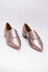 Chatitas color peltre de cuero con punta fina y apliques de tachas plateadas.