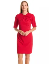 Vestido midi verde de crepe, con cuello a la base, escote entrelazado y mangas cortas. Cierre invisible en la espalda y tajo en el ruedo.