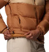 Campera puffer Columbia de mujer, con bloques de color marrón, beige y blanco. Tiene cuello alto, cierre frontal con cremallera, bolsillos laterales con cremallera y puños elásticos.