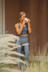 Conjunto deportivo de calza tiro alto y top manga larga, con estampado geométrico en tonos celeste y gris.