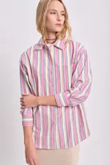 Camisa de manga larga con rayas verticales en tonos rosa, blanco, azul y rojo.