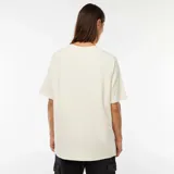 Remera de manga corta color blanco, de corte recto y cuello redondo.