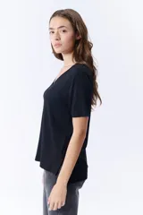 Remera negra de manga corta con escote en V.