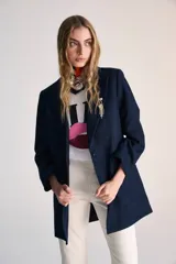 Blazer azul con sutiles cuadros en tonos azules, solapa tipo smoking y detalle de strass sobre la solapa.