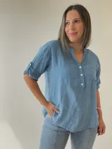 Blusa de lino azul con 3 botones frontales y manga 3/4 con puños ajustables.