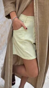 Short de lino color beige, de calce perfecto y con detalles de pespuntes en contraste.