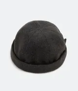 Gorra de lana color gris oscuro, estilo marinero, sin visera y con pliegue.