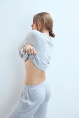 Pantalón de morley color gris, con calce cigarette, cintura elastizada y lazo decorativo.