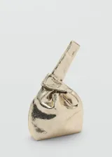 Bolso de mano dorado con diseño tipo saco, sin cierre y forro interior.