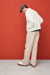 Campera blanca de denim rígido con cuello clásico, cierre frontal con cremallera, bolsillos laterales y un bolsillo interior. Tiene elástico en puños y bajo. Corte estándar y forro interior.