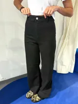 Pantalón de jean negro de corte wide leg.