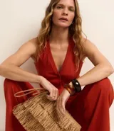 Pantalón pantalona azul marino de ribana con textura acanalada y cintura elástica.