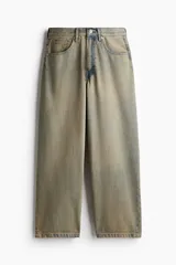 Pantalón de jean celeste con efecto desgastado, corte holgado, tiro bajo y cinco bolsillos.