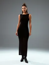 Vestido negro ajustado al cuerpo, de largo midi y sin mangas.