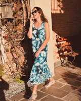 Vestido largo de lino con estampado tie-dye en tonos azules y volados en la falda.