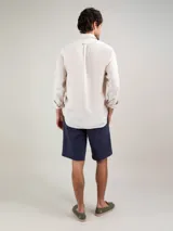 Bermuda de hombre color azul marino, marca El Ganso, de tejido 77% algodón, 20% algodón reciclado y 3% elastán. Corte Regular Fit. Tiene dos bolsillos laterales y bolsillos traseros con cintas insertadas. Tinte pigmentario consiguiendo un color desgastado.