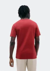 Camiseta gris oscuro de manga corta con cuello en V.