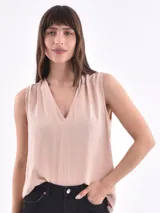 Blusa color verde oliva, sin mangas y con escote en V.