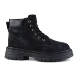Bota de caña media color negro, de cuero gamuzado, con cordones y suela track.