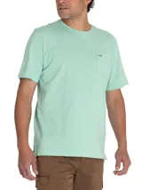 Remera celeste de algodón orgánico, corte regular fit, con cuello redondo y bolsillo en el pecho con logo bordado de la marca.