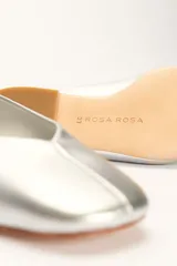 Chatas negras de cuero vacuno, con punta fina y taco bajo de 1.2 cm.