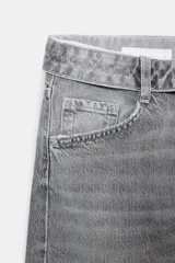 Pantalón de jean blanco de tiro bajo con cinco bolsillos y corte amplio. Detalle de cintura doblada. Cierre frontal con cremallera y botón metálico.