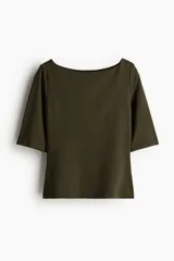 Remera verde militar de punto grueso con escote bote y mangas cortas amplias.