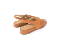 Sandalias color caramelo con tiras cruzadas, talón con elástico interno y plantilla de cuero acolchada.