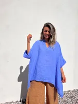 Poncho remera celeste de lino, con cuello en V y mangas cortas amplias.