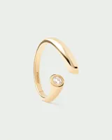 Anillo abierto dorado con un cristal engarzado en un extremo.