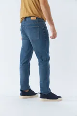 Pantalón jean negro de corte recto, tiro medio, con logo bordado y presillas para cinturón.