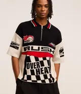 Camisa polo masculina de punto, corte boxy, con cuello con cremallera, manga corta y estampado estilo automovilismo con lettering.