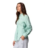 Camisa blanca de manga larga con protección solar UPF 40 y tecnología Omni-Wick. Cuenta con aberturas de ventilación y tratamiento antimicrobiano.