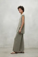 Chaleco gris de lino con cuello en V y corte holgado.