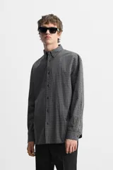 Camisa relaxed fit confeccionada en tejido de algodón con origen italiano. Cuello solapa y manga larga acaba en puño con botón. Bajo con aberturas laterales. Cierre frontal de botonadura. Colección especial Origins.