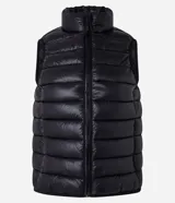 Chaleco puffer deportivo negro confeccionado en poliamida, con cuello alto y cierre frontal con cremallera. Incluye bolsita para guardarlo.