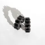 Anillo oscuro con cristales ovalados engarzados, diseño infinito y acabado en Black Rhodium.