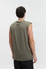 Musculosa negra lisa de algodón, corte oversize y cuello redondo.