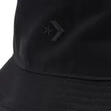 Gorro tipo bucket negro de Converse con logo bordado en el lateral.