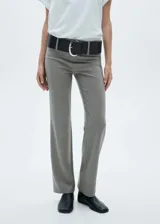 Pantalón de vestir gris con trabillas, cinturón decorativo y diseño recto. La modelo mide 1,78 y lleva una talla S/36.