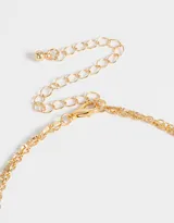 Collar corto multicadena dorado con una cadena de perlas y otra de eslabones, con dijes de cerezas y frutilla con strass.